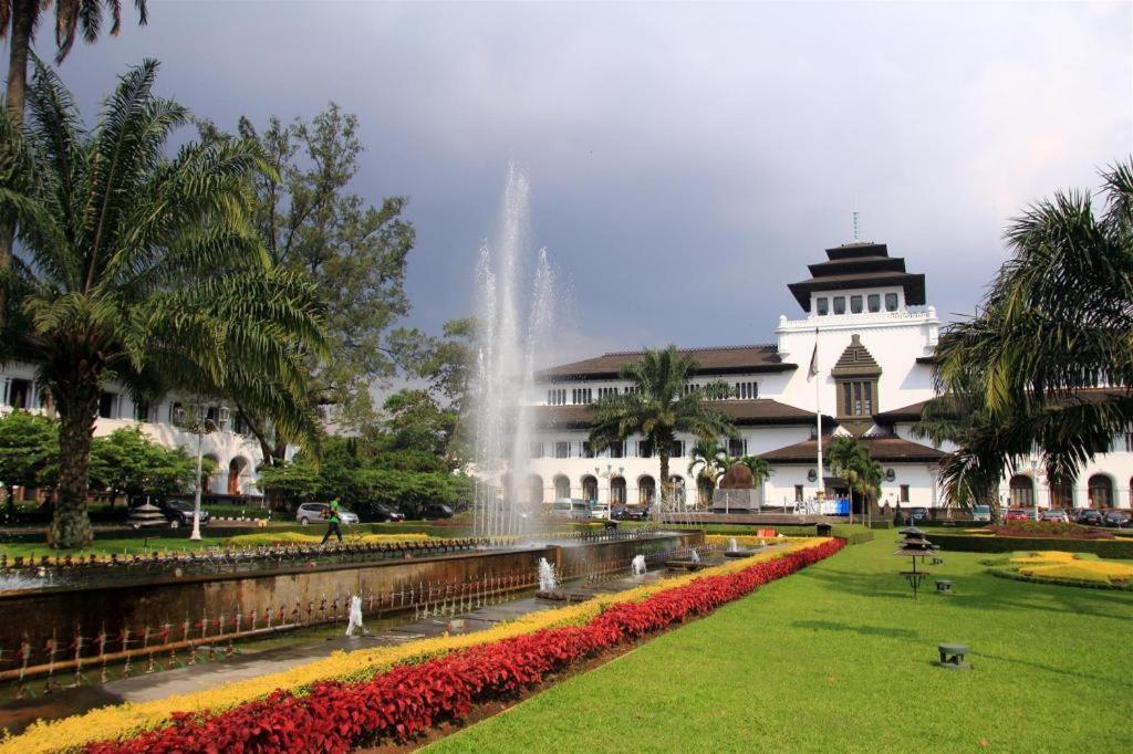 Hotel Tibera Taman Cibeunying Bandung Extérieur photo
